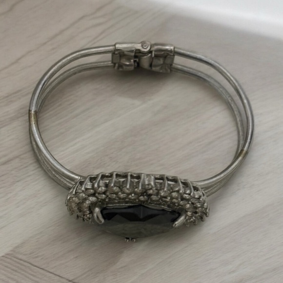 Women's Black/Silver Heart Shape Stone 6.5" Wrist Cuff Bracelet - Picture 3 of 10